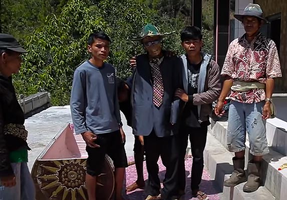  Hodajući mrtvaci Tana Toraja: Legenda ili stvarnost? (VIDEO)