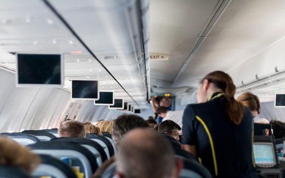 Zašto stjuardese sede na rukama tokom poletanja i sletanja aviona?