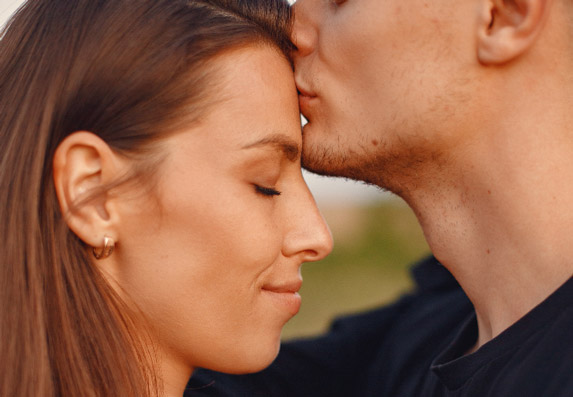  Poljubac u čelo: Duboko značenje i simbolika trećeg oka!