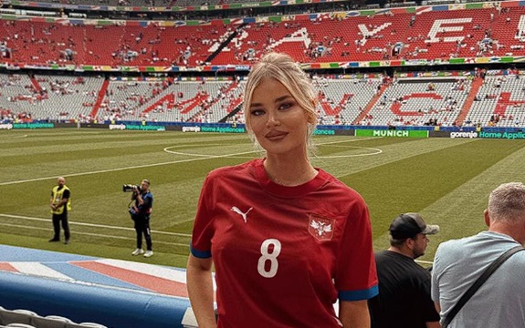 EURO 2024: Sofija Milošević u dresu supruga Luke Jovića bodri Orlove sa ..