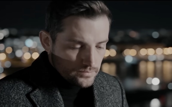 Mirza Selimović rasplakao sve novom pesmom posvećenoj preminuloj majci - Rodjena moja (VIDEO)
