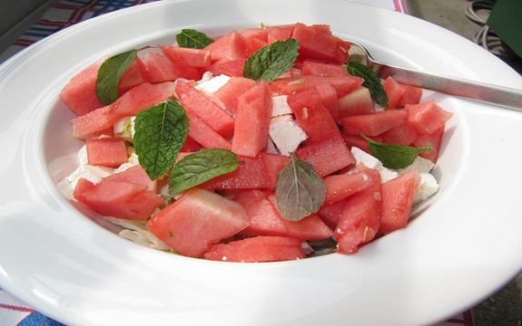 Salata sa lubenicom, fetom i nanom: Lagani obrok za vrele dane!