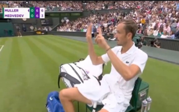 Daniil Medvedev napravio senzaciju na Wimbledonu: Iznenada napustio teren i seo na stolicu, zaboravio da nastavi meč! (VIDEO)