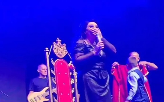 Dragana Mirković zaplakala na koncetu u Temerinu: Moj prvi selfi sa kraljicom! ..