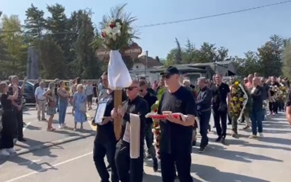 Srce da pukne: Bora Djorđević sahranjen u Čačku -  Pogledaj dom svoj, anđele  i jecaji odzvanjali grobljem (FOTO)