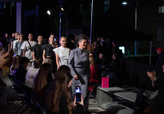 Treće veče Serbia Fashion Week-a: Elegancija i balkanski etno motivi!