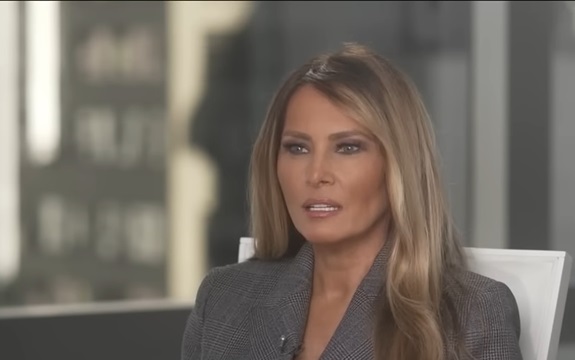  Melania Trump ostavlja modni pečat: Od bele do kraljevski plave! (FOTO)