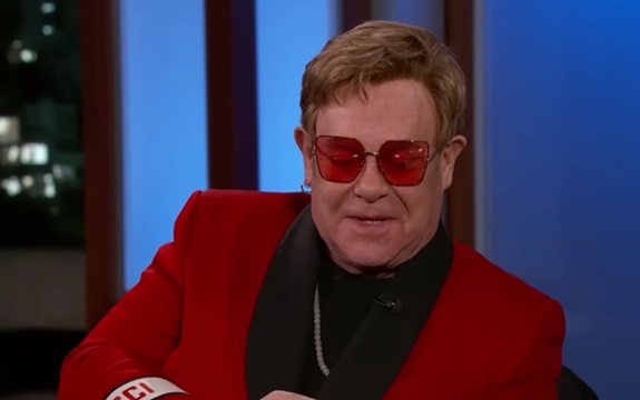 Kako je Elton John izgubio vid na jedno oko? Pevač otkriva detalje!