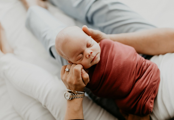 Zašto se neke bebe rađaju sa kosom, a druge bez? Saznajte pravi uzrok!