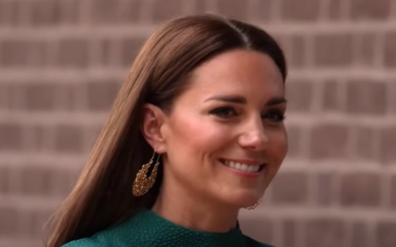 Božićna odeća Kate Middleton 2024: Svi svečani izgledi princeze od Wellsa!