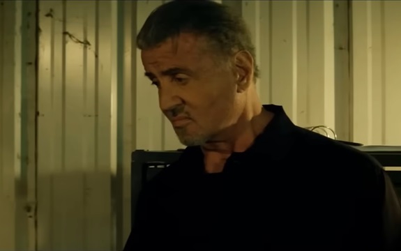 OKLOP: Sylvester Stallone u novom akcionom filmu sa 0% pozitivnih ocena – Da li je film razočaranje? (VIDEO)