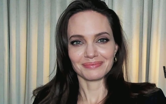 Holivudski glamur: Angelina Jolie blistala u sofisticiranoj haljini na crvenom tepihu