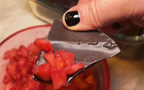 ​Recept za desert ČIPS I SALSA – novi TikTok trend viralne hrane (VIDEO)