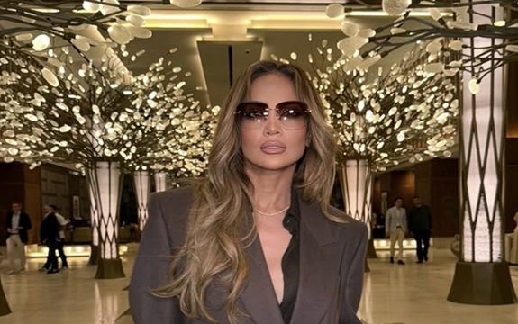 Jennifer Lopez ponovo oduševila: Izazovni bodi sa dubokim dekolteom koji ..