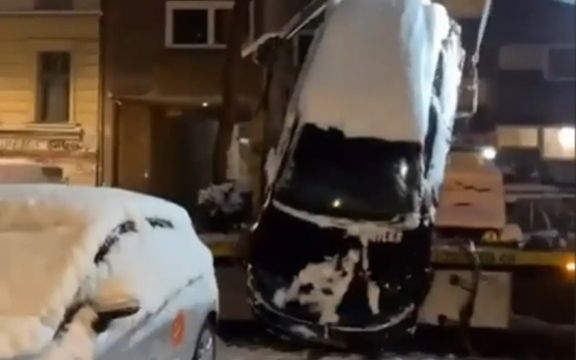 Neviđena scena u Berlinu: Šlep služba uništila auto prilikom odnošenja! (VIDEO)