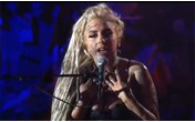 Lejdi Gaga nadmašila samu sebe! Pogledajte kojom groznom supstancom je bila prekrivena na nastupu! (Video)