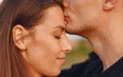  Poljubac u čelo: Duboko značenje i simbolika trećeg oka!