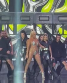 Jelena Karleuša napravila spektakl u Makedoniji: Pevala na makedonskom i podigla zastavu! (VIDEO)