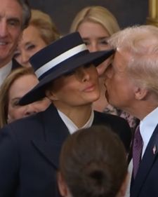 Stajling Melanie Trump: Šešir u stilu nautike koji je oduševio svet (FOTO)