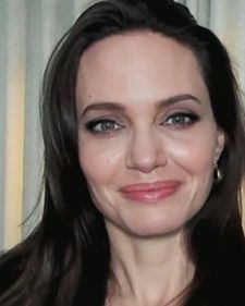 Holivudski glamur: Angelina Jolie blistala u sofisticiranoj haljini na crvenom tepihu