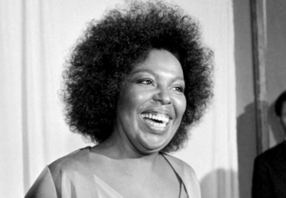 Roberta Flack, dobitnica Gremija i izvođač hita „Killing Me Softly with His Song“, preminula je u 89. godini. Ostavila je neizbrisiv trag u muzici.